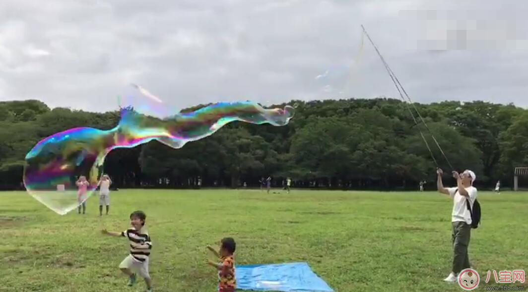 鄧超哄娃新招帶孩子吹超大泡泡 帶孩子吹泡泡怎么玩好