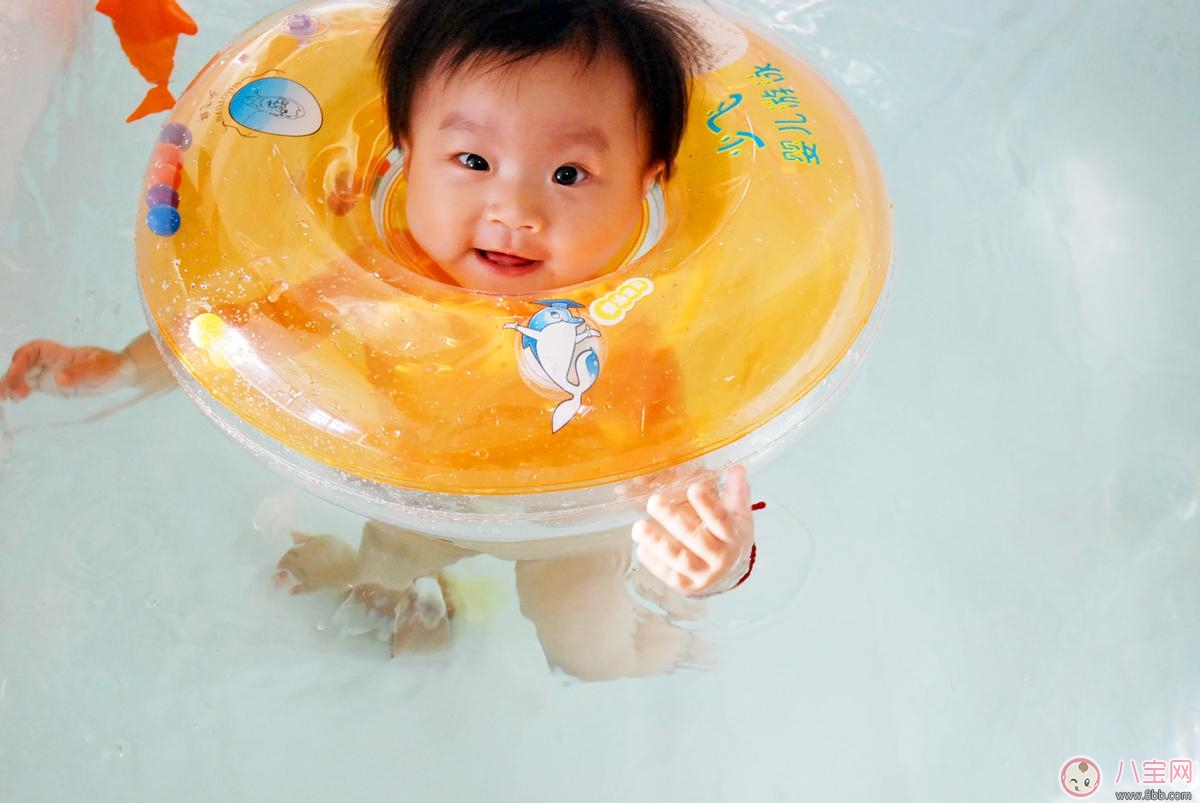 咘咘和Bo妞游泳 寶寶室內(nèi)游泳的好處 咘咘和Bo妞游泳 寶寶室內(nèi)游泳的好處