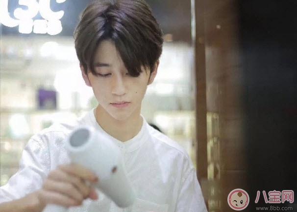 勃物咋治是誰(shuí) 勃物咋治是什么意思(勃物咋治和吹頭小哥是什么關(guān)系)