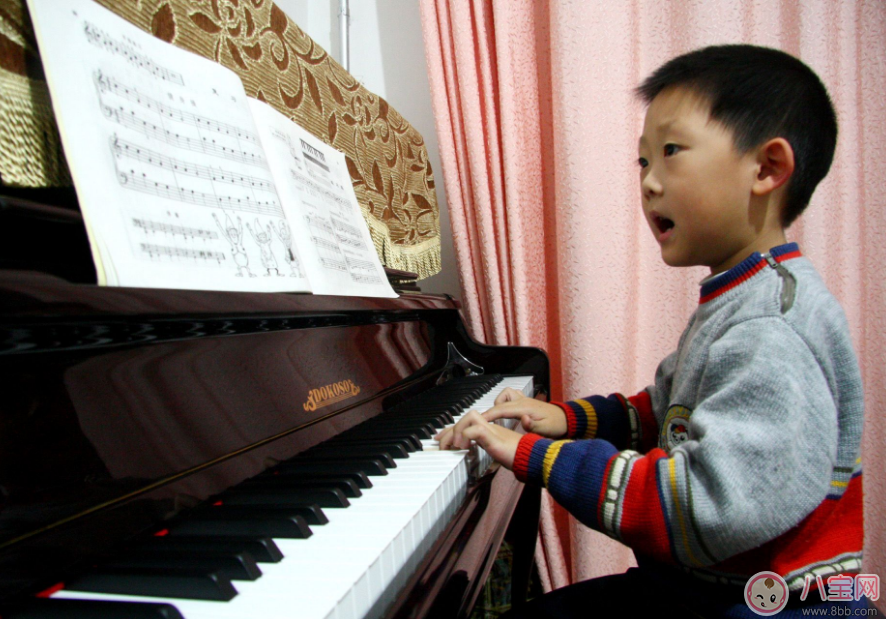 小魚兒彈奏鋼琴有模有樣 孩子學鋼琴到底好不好 小魚兒彈奏鋼琴有模有樣 孩子學鋼琴到底好不好