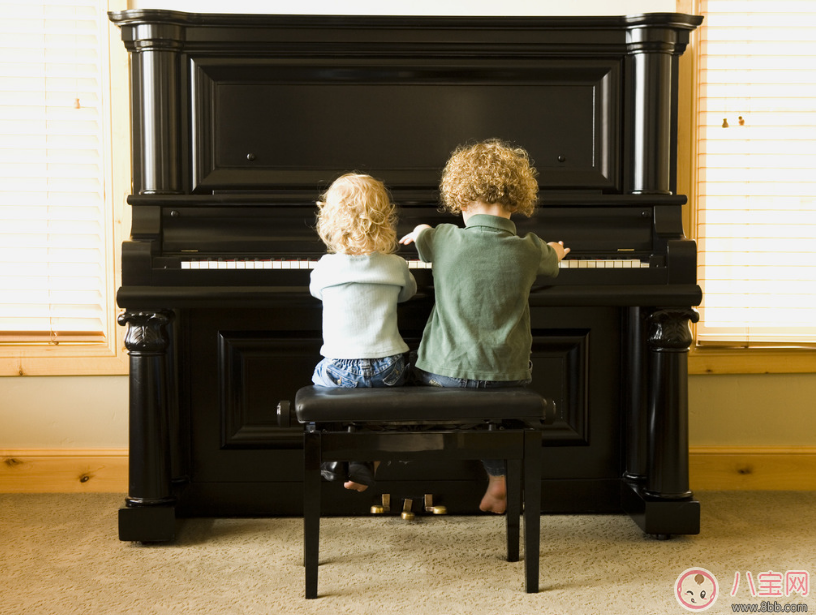 小魚兒彈奏鋼琴有模有樣 孩子學鋼琴到底好不好 小魚兒彈奏鋼琴有模有樣 孩子學鋼琴到底好不好