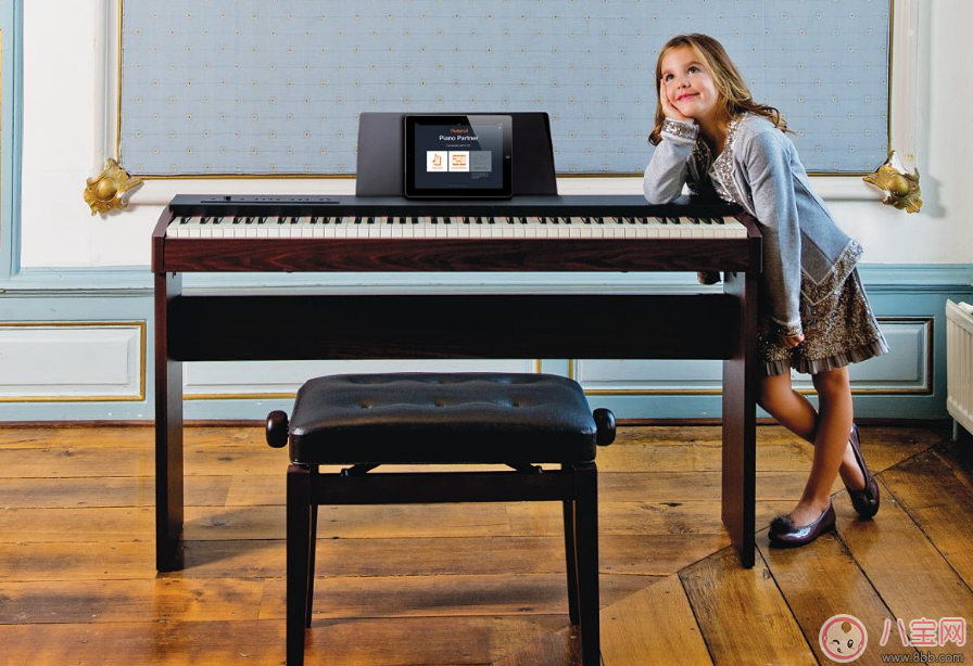 小魚兒彈奏鋼琴有模有樣 孩子學鋼琴到底好不好 小魚兒彈奏鋼琴有模有樣 孩子學鋼琴到底好不好