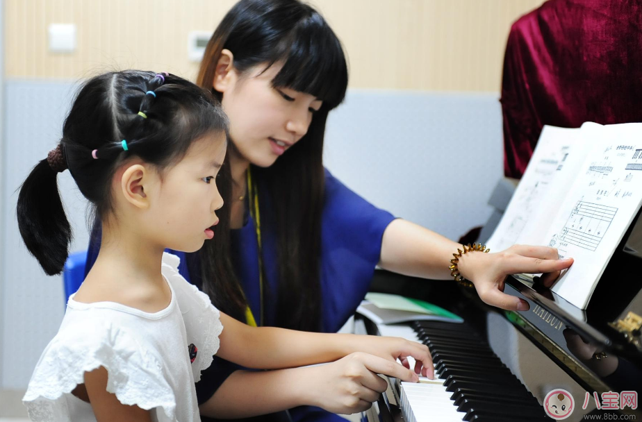 小魚兒彈奏鋼琴有模有樣 孩子學鋼琴到底好不好 小魚兒彈奏鋼琴有模有樣 孩子學鋼琴到底好不好