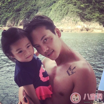 親子博主陳偉霆瘋狂曬娃 自稱霸霸與外甥度假