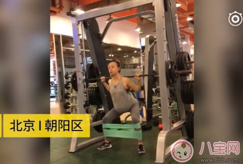 9個月孕媽舉杠鈴做深蹲 孕晚期能做哪些運(yùn)動 9個月孕媽舉杠鈴做深蹲 孕晚期能做哪些運(yùn)動