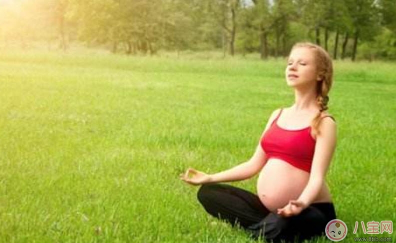 9個月孕媽舉杠鈴做深蹲 孕晚期能做哪些運(yùn)動 9個月孕媽舉杠鈴做深蹲 孕晚期能做哪些運(yùn)動