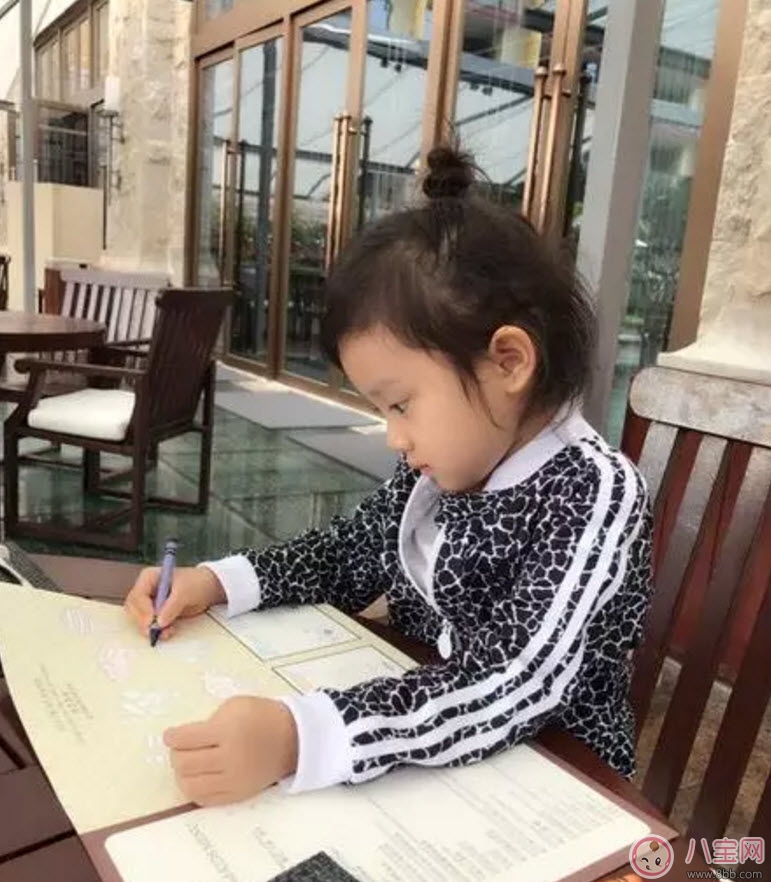 甜馨認(rèn)真畫簡筆畫 簡筆畫的入門畫法 甜馨認(rèn)真畫簡筆畫 簡筆畫的入門畫法