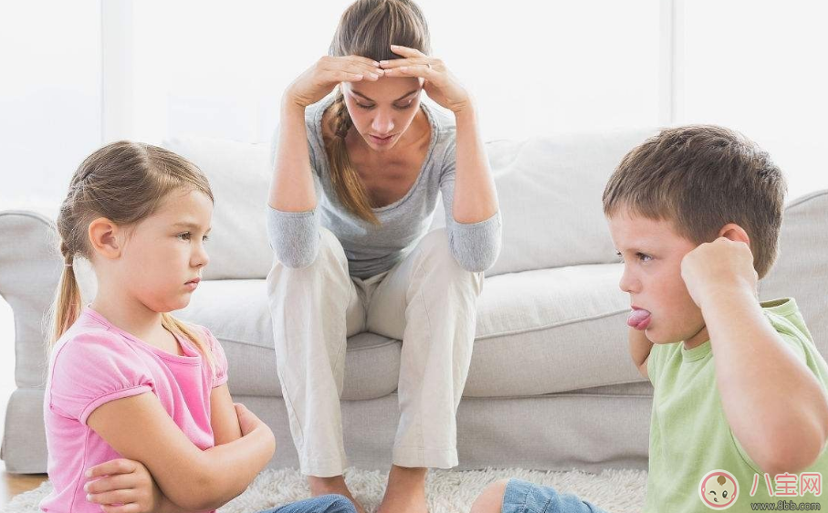 家長孩子的面撿別人的手機(jī) 父母的一言一行都會(huì)影響孩子 家長孩子的面撿別人的手機(jī) 父母的一言一行都會(huì)影響孩子