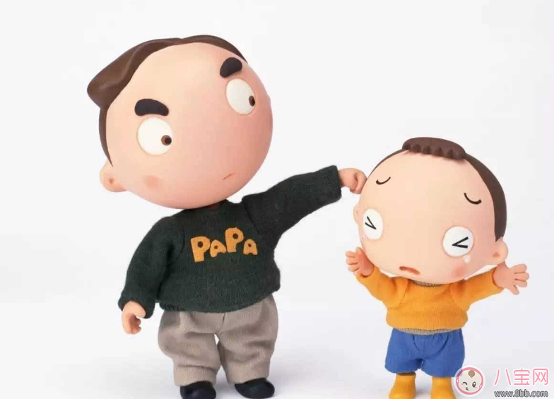 家長孩子的面撿別人的手機(jī) 父母的一言一行都會(huì)影響孩子 家長孩子的面撿別人的手機(jī) 父母的一言一行都會(huì)影響孩子