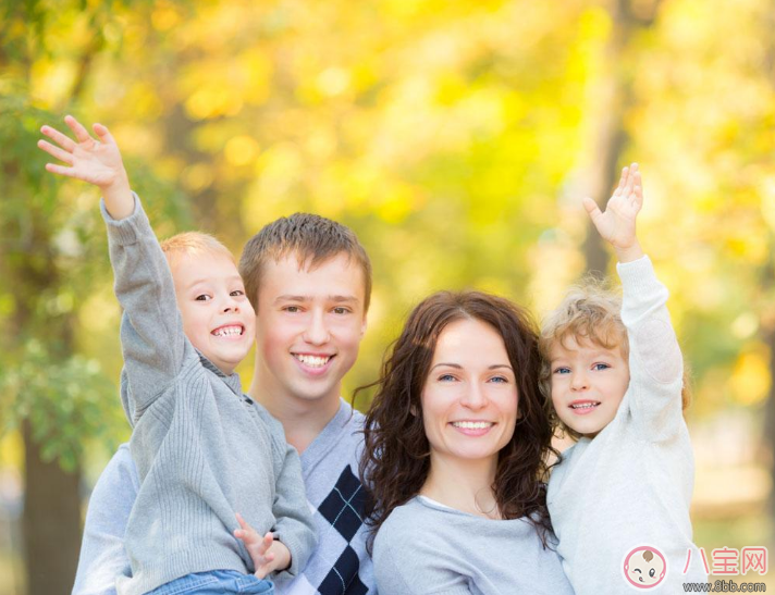 家長孩子的面撿別人的手機(jī) 父母的一言一行都會(huì)影響孩子 家長孩子的面撿別人的手機(jī) 父母的一言一行都會(huì)影響孩子