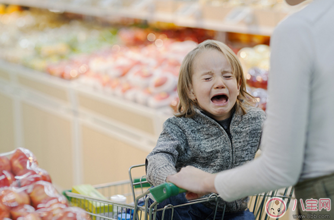 小孩子一看到玩具就想要 不買就哭怎么辦