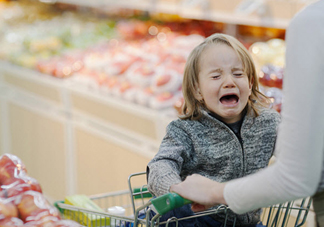 小孩子一看到玩具就想要 不買就哭怎么辦