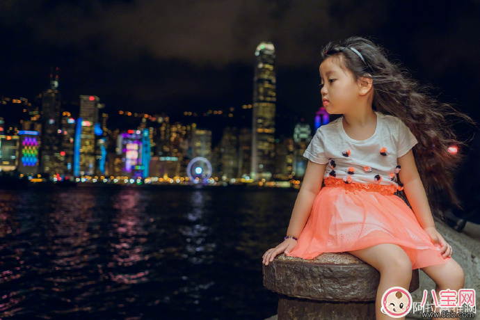 萌寶阿拉蕾垃圾丟進(jìn)垃圾桶 孩子環(huán)境意識(shí)從小培養(yǎng) 萌寶阿拉蕾垃圾丟進(jìn)垃圾桶 孩子環(huán)境意識(shí)從小培養(yǎng)