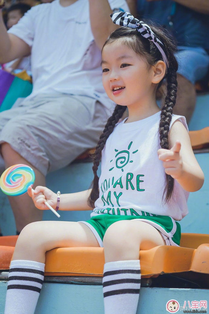 萌寶阿拉蕾垃圾丟進(jìn)垃圾桶 孩子環(huán)境意識(shí)從小培養(yǎng) 萌寶阿拉蕾垃圾丟進(jìn)垃圾桶 孩子環(huán)境意識(shí)從小培養(yǎng)