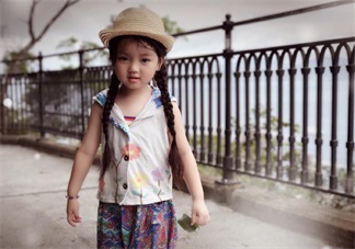 萌寶阿拉蕾垃圾丟進(jìn)垃圾桶 孩子環(huán)境意識從小培養(yǎng)