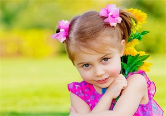 有錢人和窮人家的父母養(yǎng)出來的差別 別再在家哭窮了