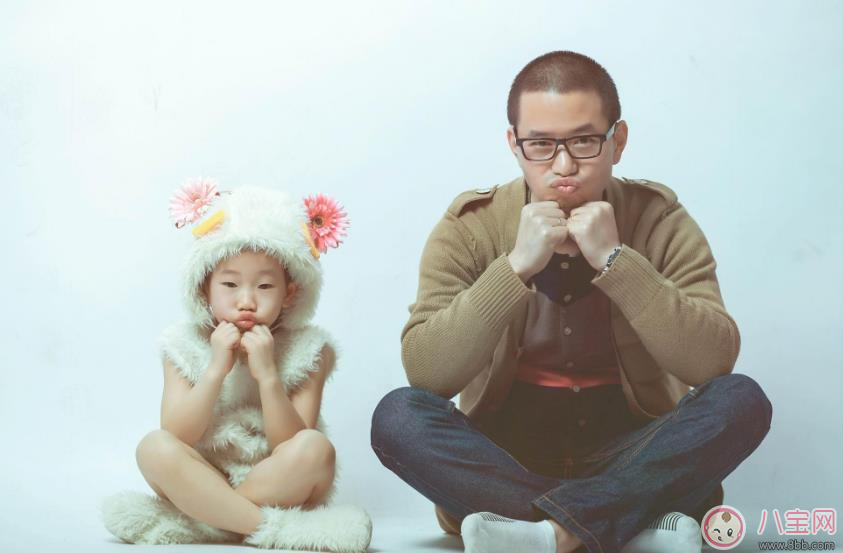 爸爸帶娃只玩手機(jī) 怎么讓爸爸會帶娃