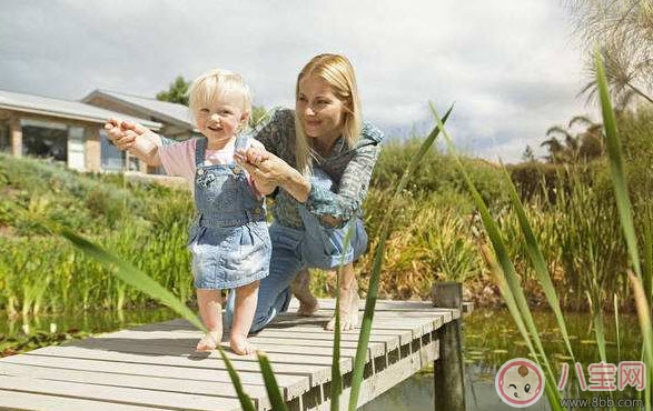 親子游戲讓寶寶輕松學會走路 寶寶練習走路親子游戲