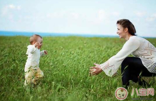 親子游戲讓寶寶輕松學會走路 寶寶練習走路親子游戲