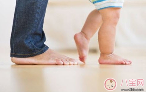 親子游戲讓寶寶輕松學會走路 寶寶練習走路親子游戲