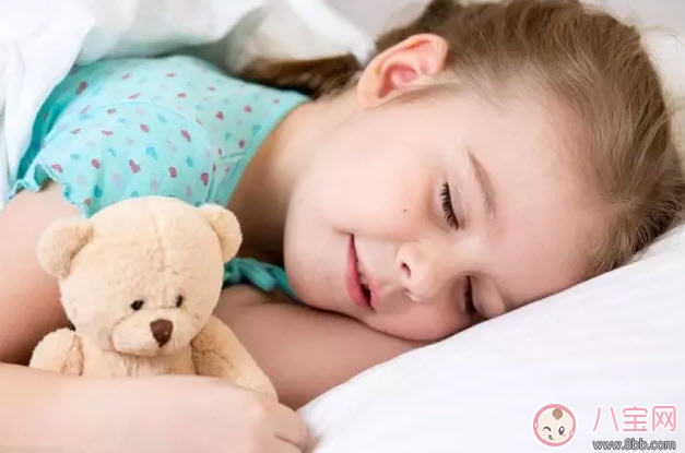 通過睡姿看性格 從小孩睡姿看性格(趴著睡的寶寶喜歡熱鬧)