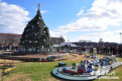 白宮紅色圣誕樹：白宮布置圣誕樹的歷史紅色有哪些心理暗示？