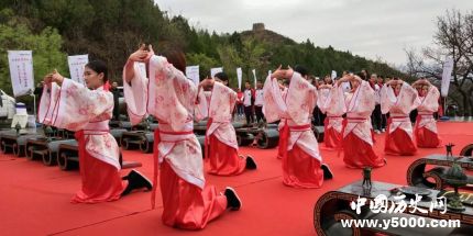 三拜九叩由來簡介三拜九叩禮儀步驟是怎樣的？