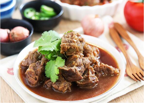 洋蔥燜牛肋骨怎么做？
