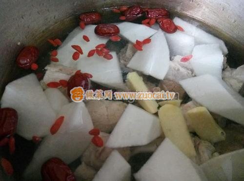 白蘿卜枸杞紅棗豬骨湯的做法