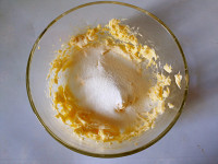 圣誕花環(huán)糖霜餅干的做法步驟2