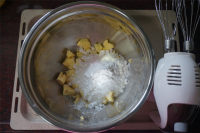 蔓越莓玻璃糖餅干的做法步驟1