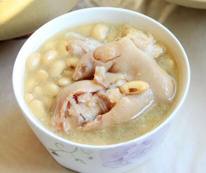 肥而不膩的無油奶香豬蹄湯怎么做？