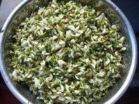 自曬干槐花的做法步驟1