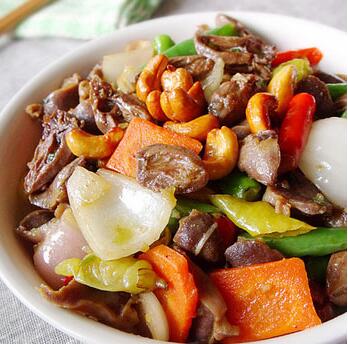 怎么做快手下飯菜辣炒雞雜？