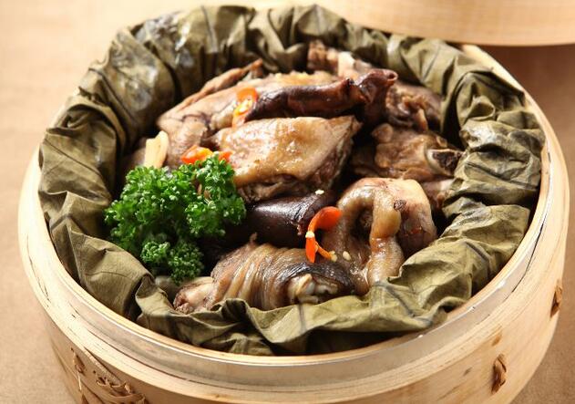 荷香撲鼻，酥爛脫骨的荷葉清蒸甘甜雞怎么做？