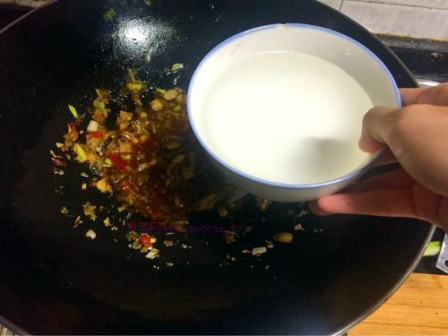 酸菜鯽魚(yú)的做法