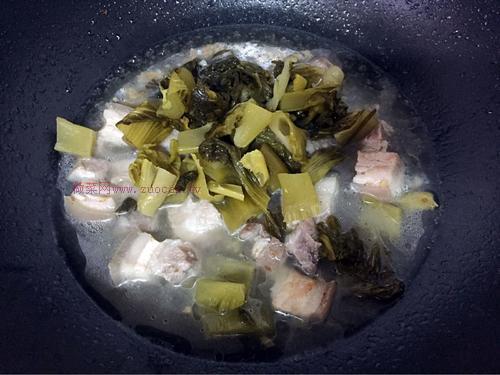 酸菜燉五花肉的做法