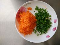 胡蘿卜香蔥蛋餅的做法步驟2