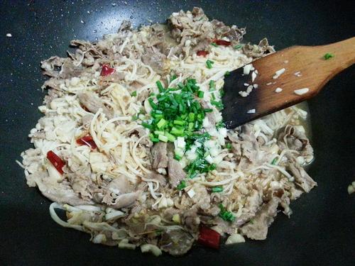 金針肥牛的做法