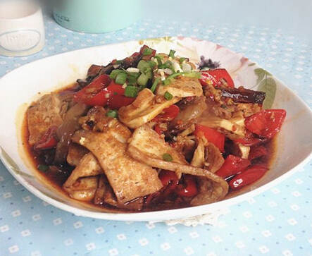 尖椒臘肉炒豆腐怎么做？