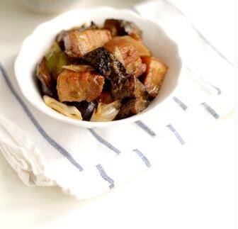 如何做五花肉燒海參？