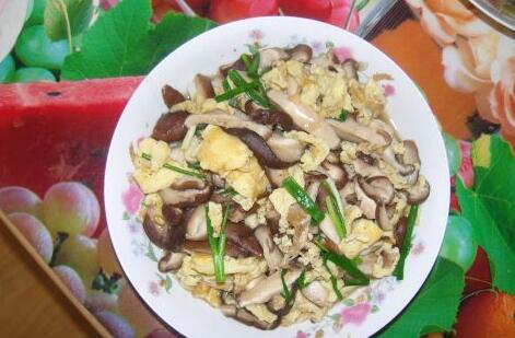 快手家常菜小蔥香菇炒雞蛋怎么做？