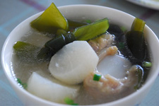 白蘿卜海帶排骨湯做法