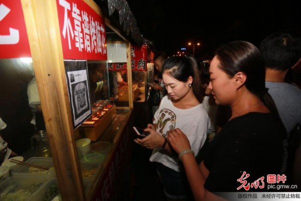 北體大武術生返鄉(xiāng)擺攤“烤腦花” 月入3萬