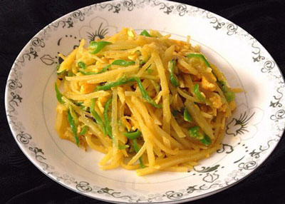 咸蛋黃炒土豆絲應(yīng)該先炒土豆絲還是先炒咸蛋黃