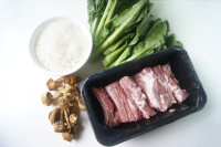 不需要技術(shù)含量的【姬松茸排骨煲仔飯】的做法步驟1