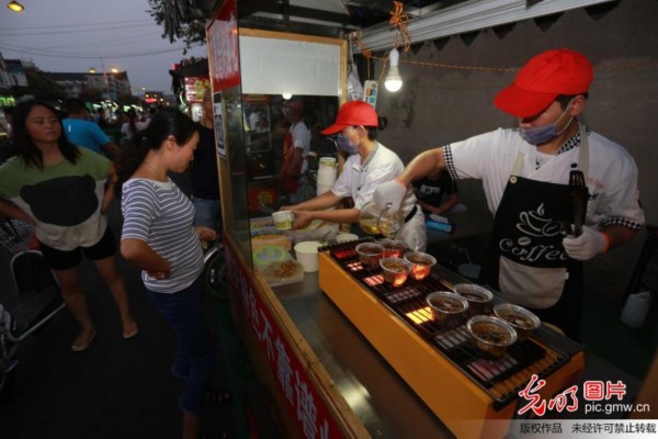 北體大武術生返鄉(xiāng)擺攤“烤腦花” 月入3萬