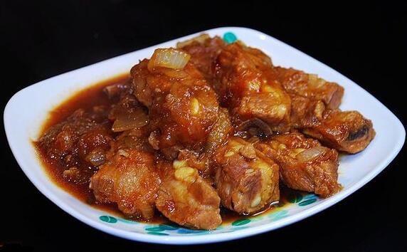 味甜肉嫩的圓蔥炒排骨怎么做？