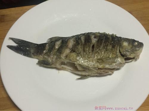 酸菜鯽魚(yú)的做法