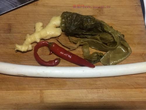 酸菜鯽魚(yú)的做法